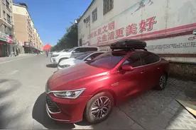 比亚迪秦PLUS DMI安装车顶行李箱图片