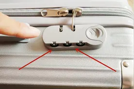 行李箱忘记密码，别担心！原来上面有个小机关，只需30秒破解打开图片