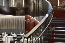 自建房的“楼梯扶手”，装不锈钢好还是木头好？内行人说出了实话图片