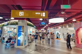 广州市白云区这家商场人气很旺，就在地铁口，几乎每天都人山人海图片