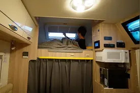 一辆房车一条狗，自驾400天，游遍多半中国，每天吃住在车上图片