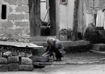 白发人赡养白发人，中国家庭的养老困境