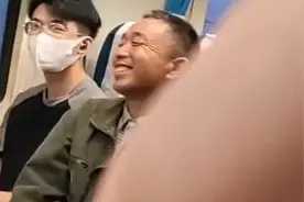 大叔被列车上举手尝零食的学生逗笑图片