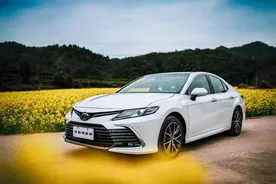 为什么越来越多的人放弃了卡罗拉，选购了价格更高的凯美瑞？图片