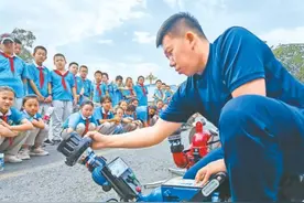 “萌娃”走进消防队图片