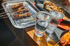 夏天吃烧烤喝白酒，牢记“2要3不要”，行家：讲究多好处也多图片
