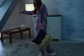 女孩夜间频繁梦游来院就诊，当得知其梦游病因后，家长自责不已图片