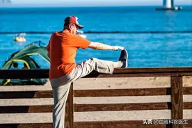 中老年人经常压腿、拉筋，到底是好是坏？医生给出明确回复图片