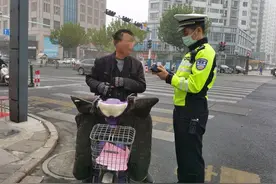 靖江一市民骑电动车不戴头盔被查，理由竟是：怕把发型弄乱图片