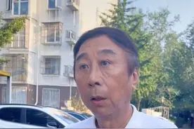 65岁戏骨冯巩现身引担忧，走路一瘸一拐被搀扶，脸色蜡黄眼睛耷拉图片