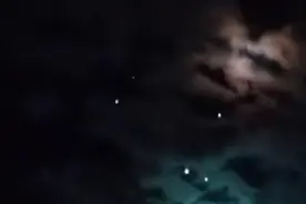 不明飞行物出现在新疆夜空，散发多彩光芒，会是外星人吗？图片