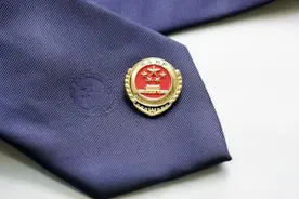 庭前调解后，原被告双手紧握在一起开福区检察院灵活创新调解方式促案结事了人和图片