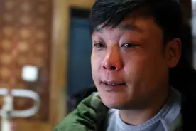 2001年，双胞胎女儿不幸脑瘫妻子狠心离家出走，丈夫独自抚养女儿图片