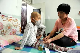 12岁患癌男孩日常携尿袋生活！“我想活下去，想继续上学”图片