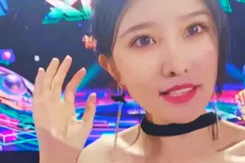 林七七谈到严君泽和童锦程，认为后者嘴巴甜，前者太含蓄，还脸红图片