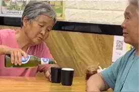 老奶奶心情不好，闺蜜陪她在饭店喝酒消愁，网友：谁敢说友情不香图片