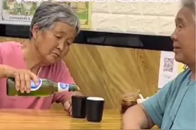 老奶奶心情不好，闺蜜陪她在饭店喝酒消愁，网友：谁敢说友情不香图片