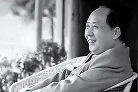 结拜三兄弟友谊长存，建国后一人成贫农，一人成铁匠，一人成主席图片