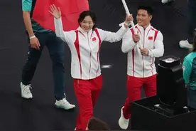 收获40金27银24铜！中国代表团亮相巴黎奥运会闭幕式，李发彬、欧紫霞高举国旗入场：这是无上的光荣图片