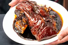 猪肘子怎么做才好吃？教你传统冰糖肘子做法，肥而不腻，好吃下饭图片