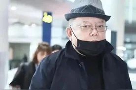 深夜大瓜！老戏骨王刚清空账号，网友质疑不简单，头像背景引热议图片