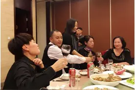 河南一女子邀请40位老同学聚餐，茅台龙虾海参管够，结账时傻眼了图片