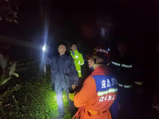 一对母女为买冰淇淋,竟误入深山,被困悬崖边!庐山公安开展紧急救援