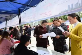 劳务中介到底有多挣钱？工厂工人两边通吃，躺着都能赚钱图片