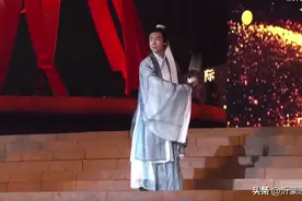 演员鲍国安深情朗诵《出师表》图片