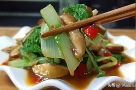 小白菜和香菇这样炒，清香爽口不油腻，比肉还好吃，做法特别简单图片