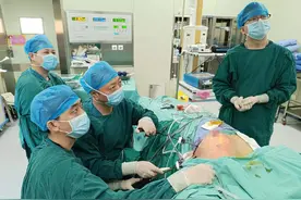 巨乳男孩烦恼多 哈医大一院乳腺外科微创美容技术为少年解忧图片