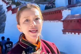 51岁朱迅游布达拉宫！淡妆出镜容貌变化大，身穿藏服感悟人生！图片