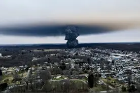 致癌！美国俄亥俄州火车脱轨致氯乙烯泄漏，火光冲天、浓烟弥漫图片