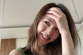 杨丞琳素颜练瑜伽身材舒展 对镜微笑自在随性图片