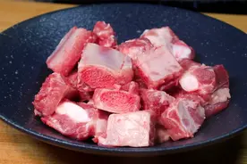 排骨不管怎么做，切记不要直接焯水，教你诀窍，鲜嫩入味不腥不柴图片