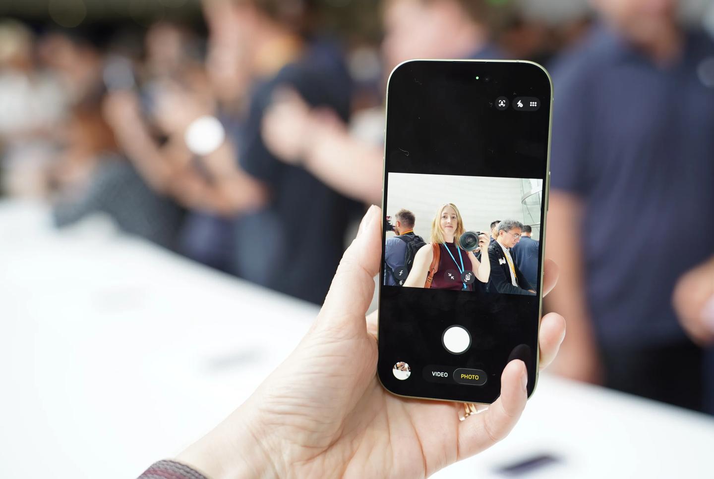 iPhone 17 垂直双摄 4800万像素 后置镜头升级_苹果17_iPhone 17 标准版 5999元 起售价 256GB 起步