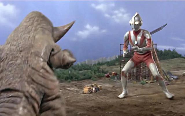 这三个搞笑的奥特曼，除了初代抬不动怪兽，这两个奥特曼心不在焉