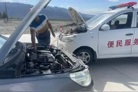 车辆故障被困 巡逻人员紧急救援图片