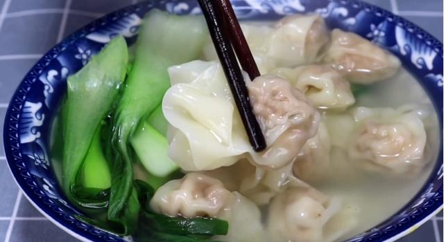 小吃店老板教我调肉馅秘方，她家馄饨天天排不上队，肉馅鲜嫩多汁