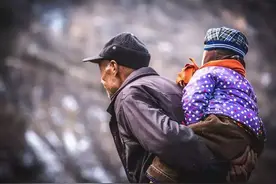 爷爷的背影图片