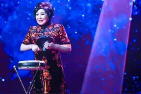 王惠复出登天津春晚！戴超大红宝石戒指吸睛，与郭麒麟同台获支持图片