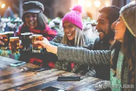 年轻人痛风！男孩被啤酒改写生活图片