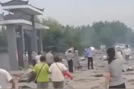 越管越乱？江苏一公墓禁止园内烧纸，市民直接在大门口烧纸祭祀图片
