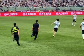 警方通报：冲进球场拥抱梅西的球迷（男，18岁），行拘！十二个月内不得进体育场馆看同类比赛图片