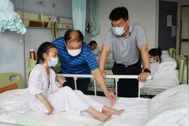 45岁男保姆哭诉：每月工资8000，和女雇主同吃同住，我快崩溃了图片