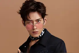 井柏然：出生就被抛弃，爆红后父母来认亲，他的决定让粉丝怒赞图片