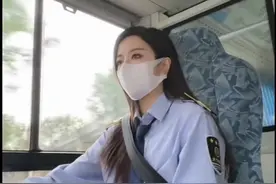陕西西安一名900路的女公交司机高颜值走红网络：被称为“最美公交女司机”图片