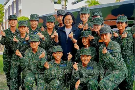 “以武拒统”，蔡英文号召台湾女青年参军，首批女性今入营军训图片