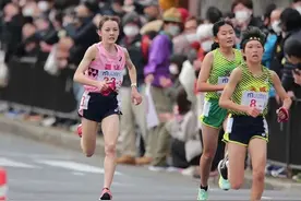 神力少女朱瑛里VS不破圣衣来跑姿分析：谁更胜一筹？图片