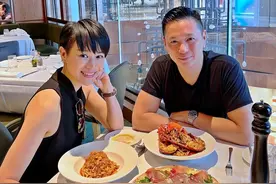 胡杏儿回到家中陪着家人 与老公李乘德出去吃饭享受浪漫晒恩爱合影图片